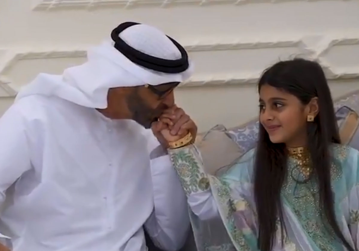الشيخ عبدالله بن زايد يقبّل يد الفتاة