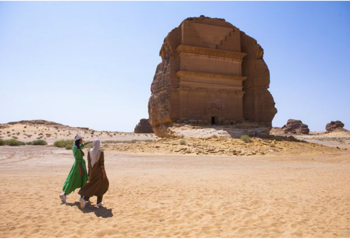 السائحات الأجنبيات بدون عباءة واللباس المحتشم مطلوب