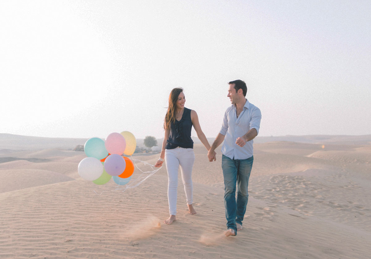 رجل يفاجئ حبيبته ويطلب يدها للزواج خلال رحلة سفاري في دبي!