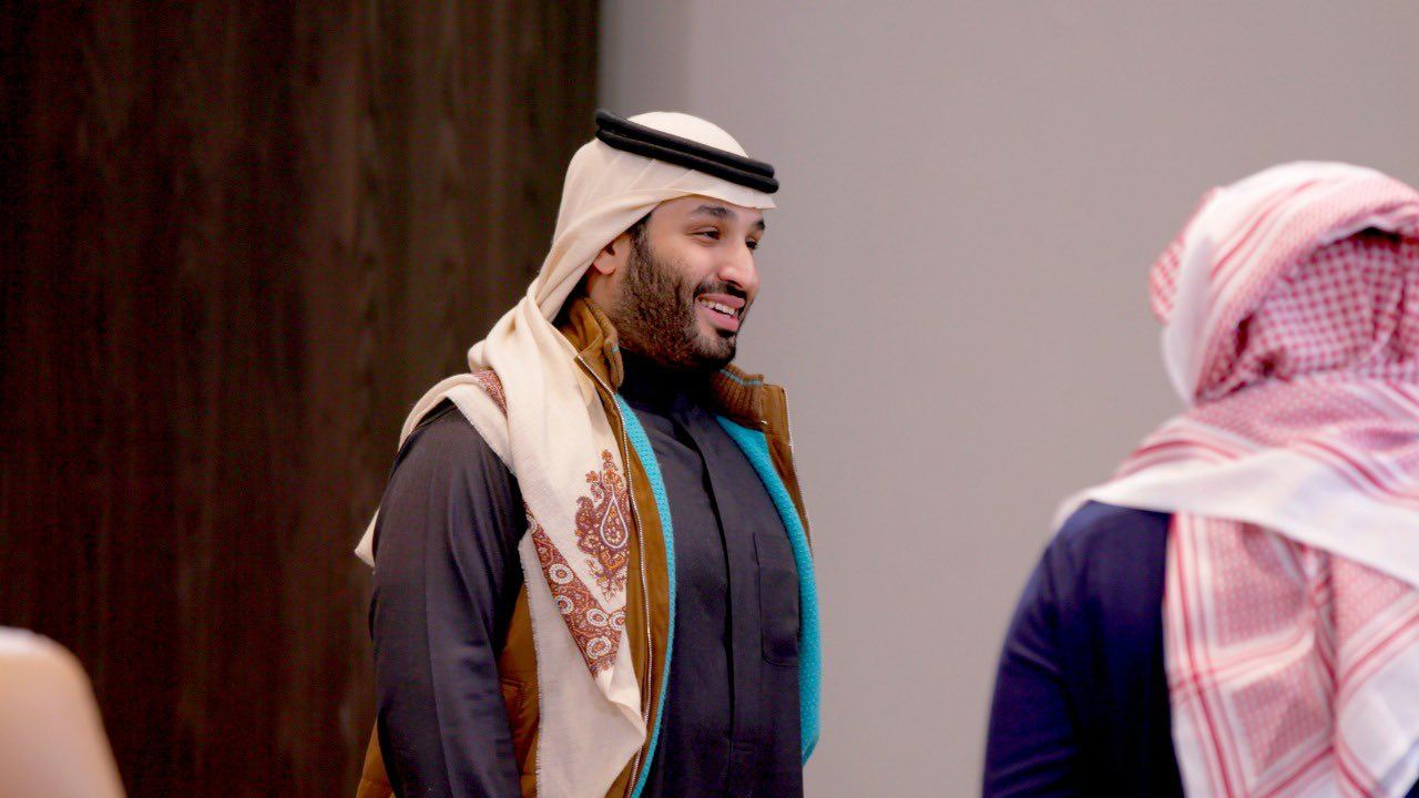أناقة ولي العهد الأمير محمد بن سلمان تتصدر في مواقع التواصل الاجتماعي