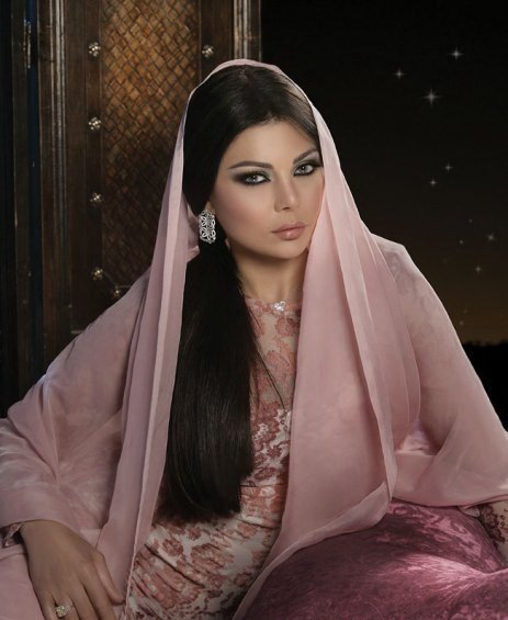 صورة لهيفاء وهبي بالحجاب