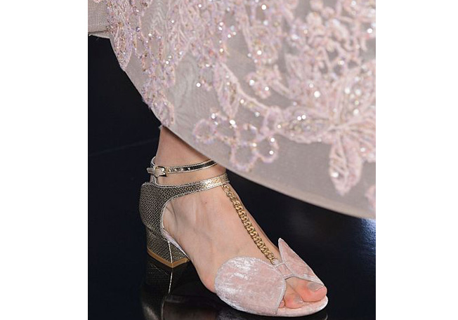 اليك الحذاء المسطح بكعب الـ Block Heels من ايلي صعب من مجموعة الازياء الراقية