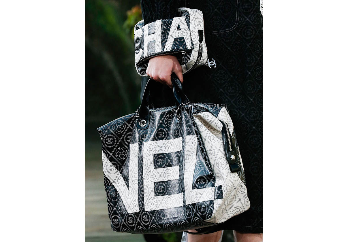 حقيبة كبيرة باسلوب الشنطة مطبعة بزهرة كاميليا مع اسم العلامة من CHANEL