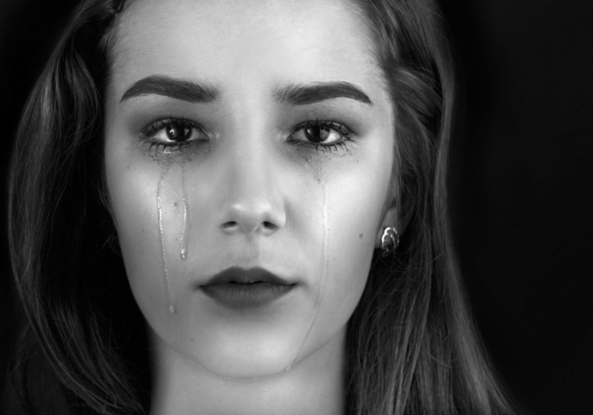 شعور الزوج عند بكاء زوجته بحسب شخصيته