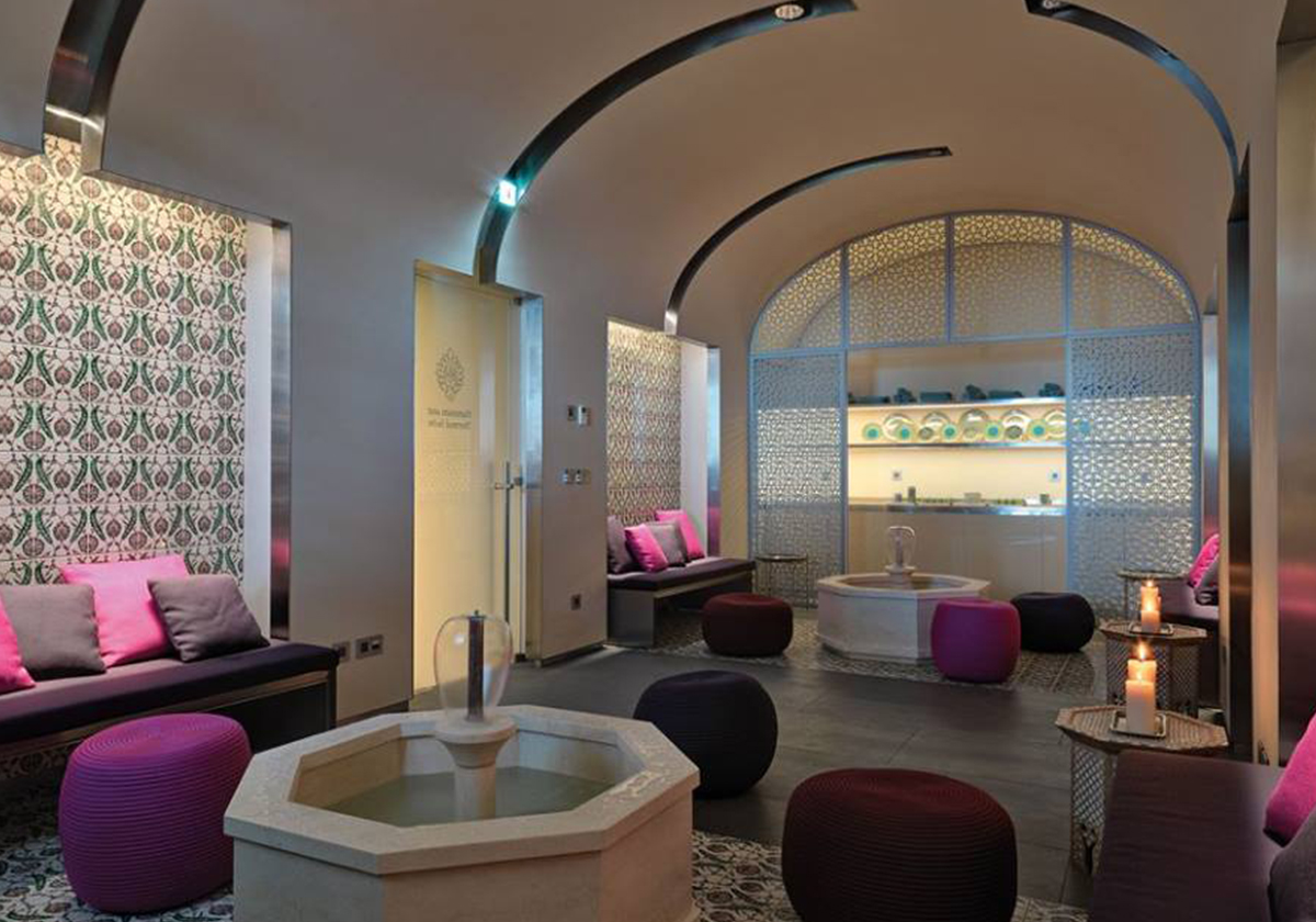 ياسمينة تشاهد غروب الشمس في فندق L'Espace Al Bustan