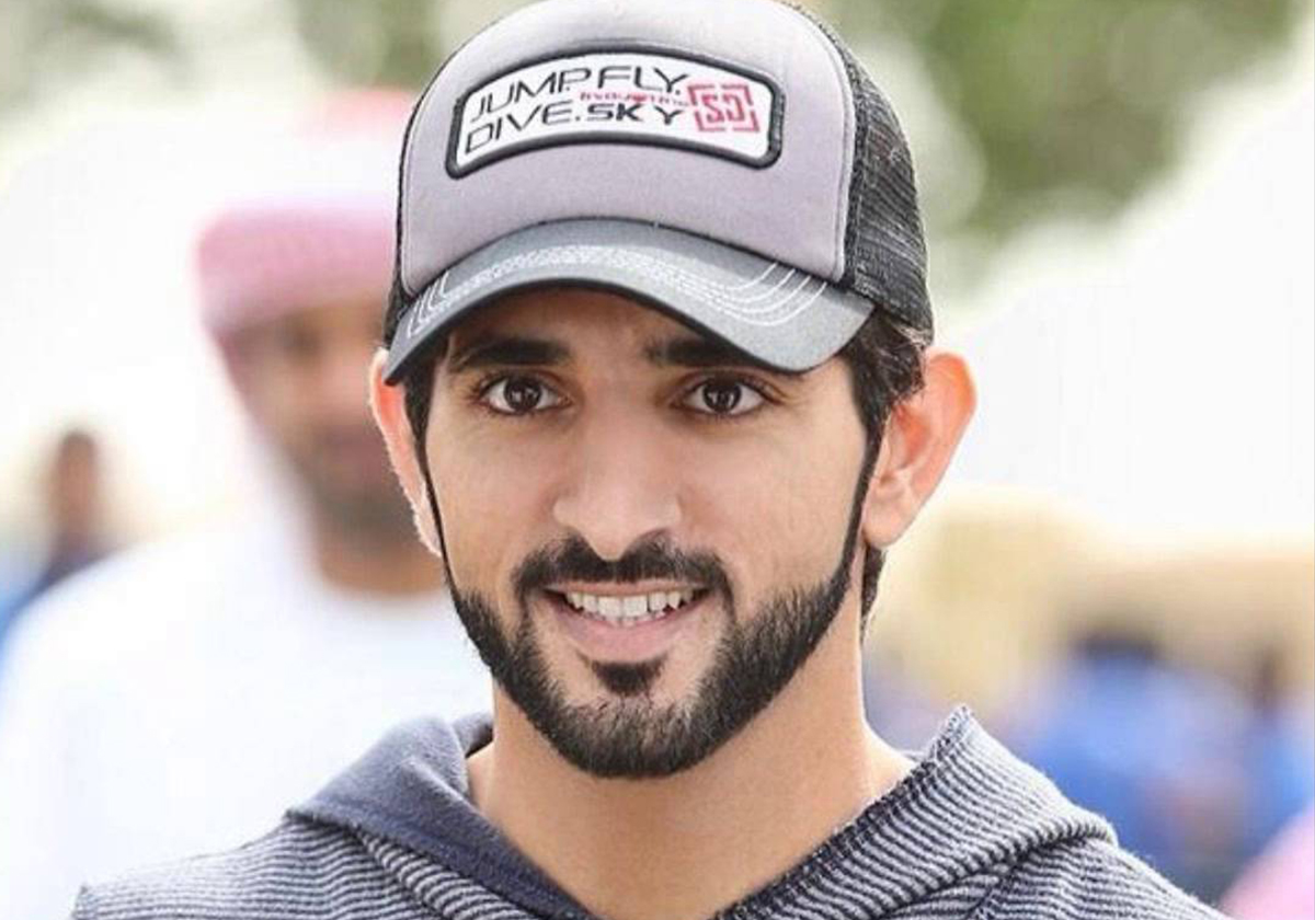 ولي عهد دبي يجرب همبرغر مغطى بالذهب