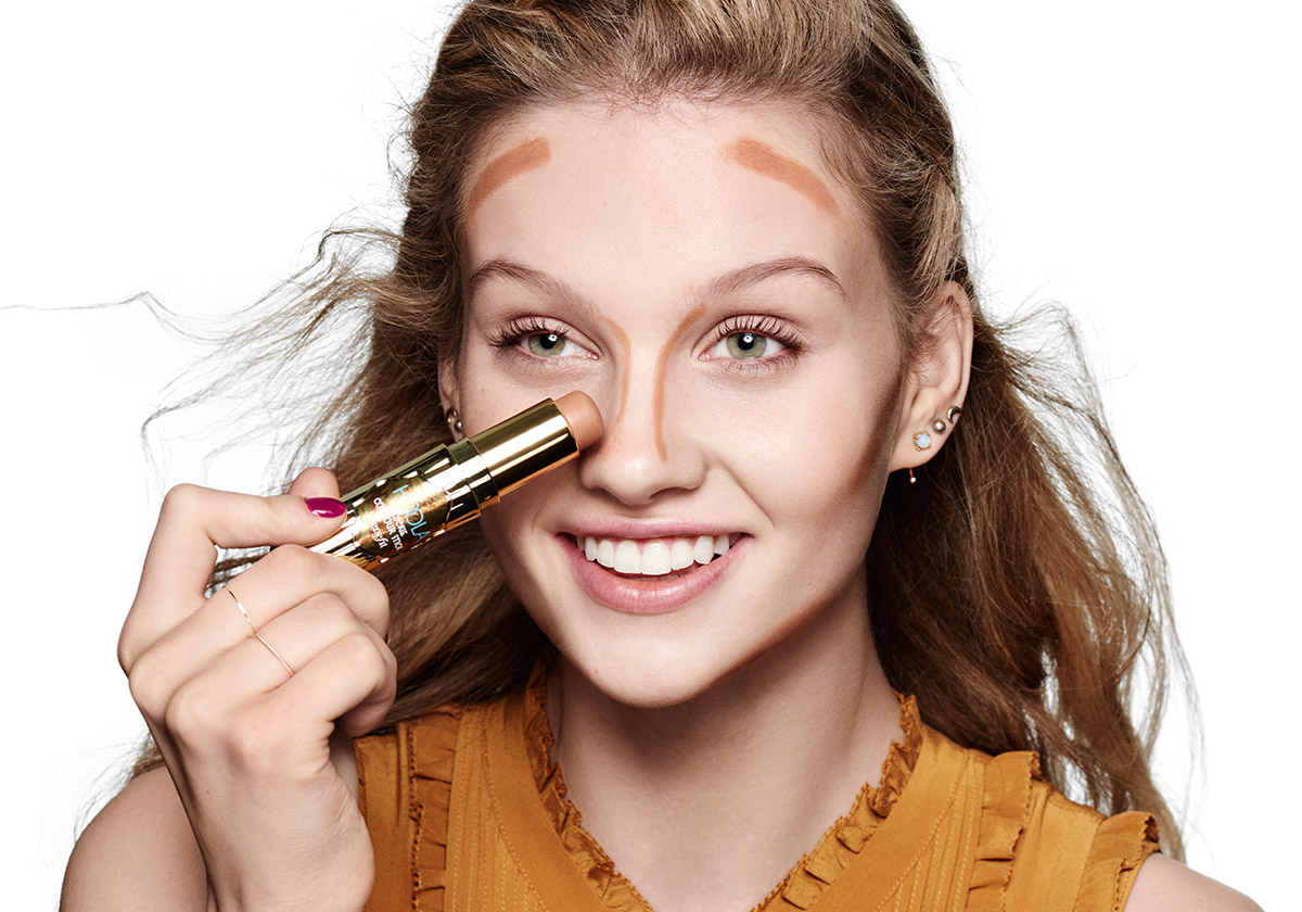 اكتشفي أحدث مستحضرات تحديد الوجه من Benefit