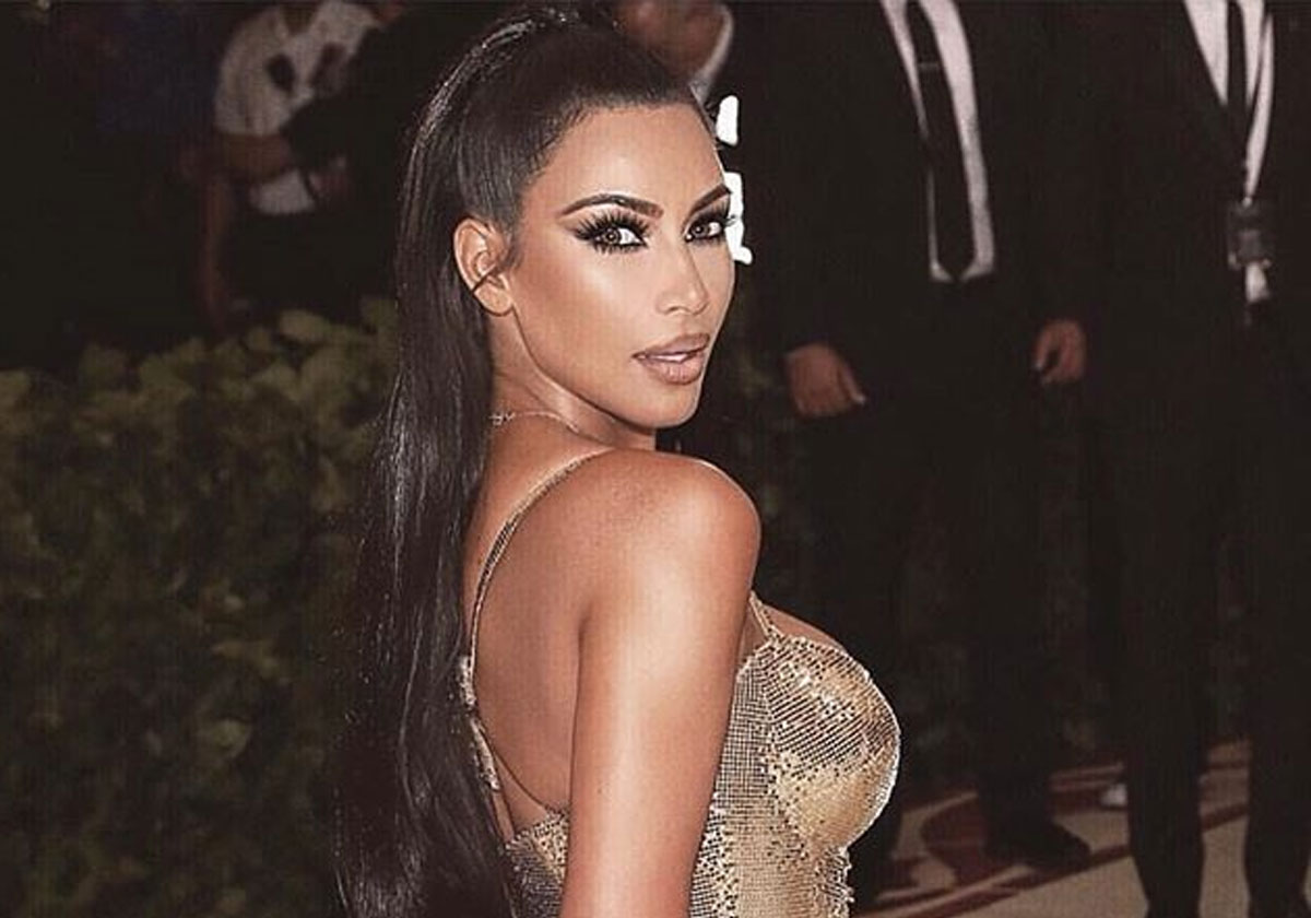 كيم كارداشيان تعتمد القماش الأكثر شفافية على الاطلاق!