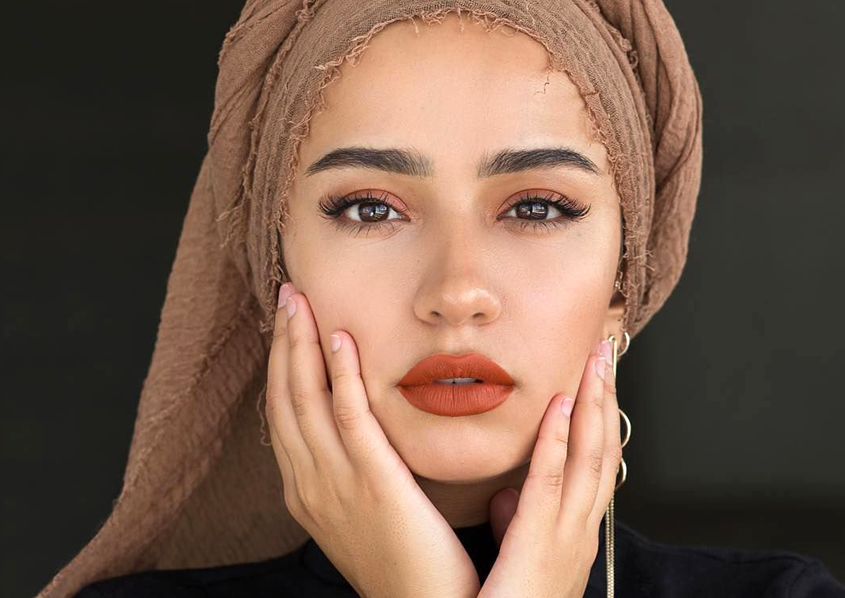 تمكنت من إخفاء آثار حب الشباب بخطوات مكياج بسيطة