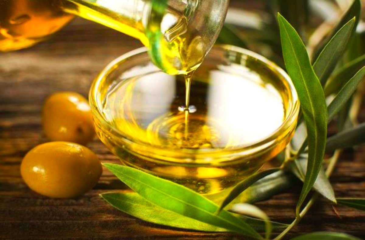 تنظيف البشرة الدهنية في البيت مع زيت الزيتون