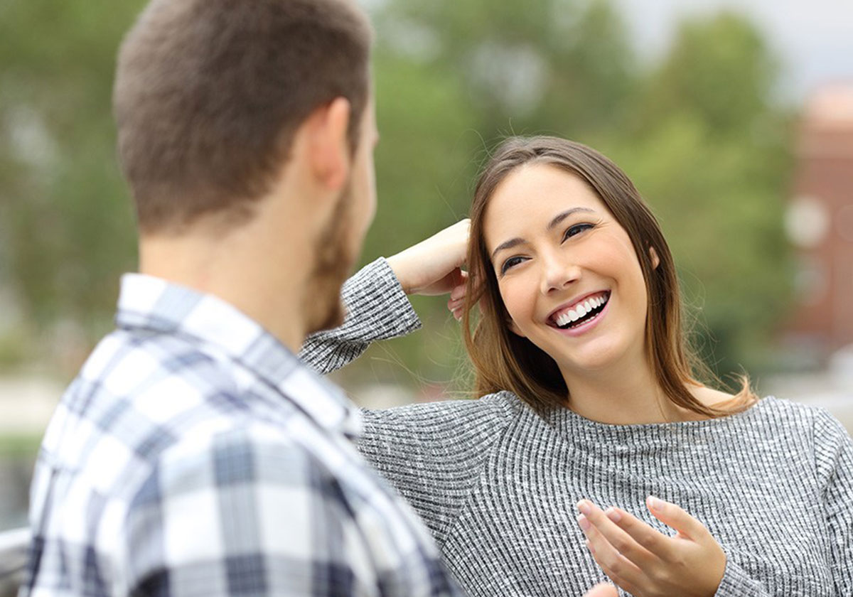 اكتشفي تأثير ضحكة المرأة على الرجل