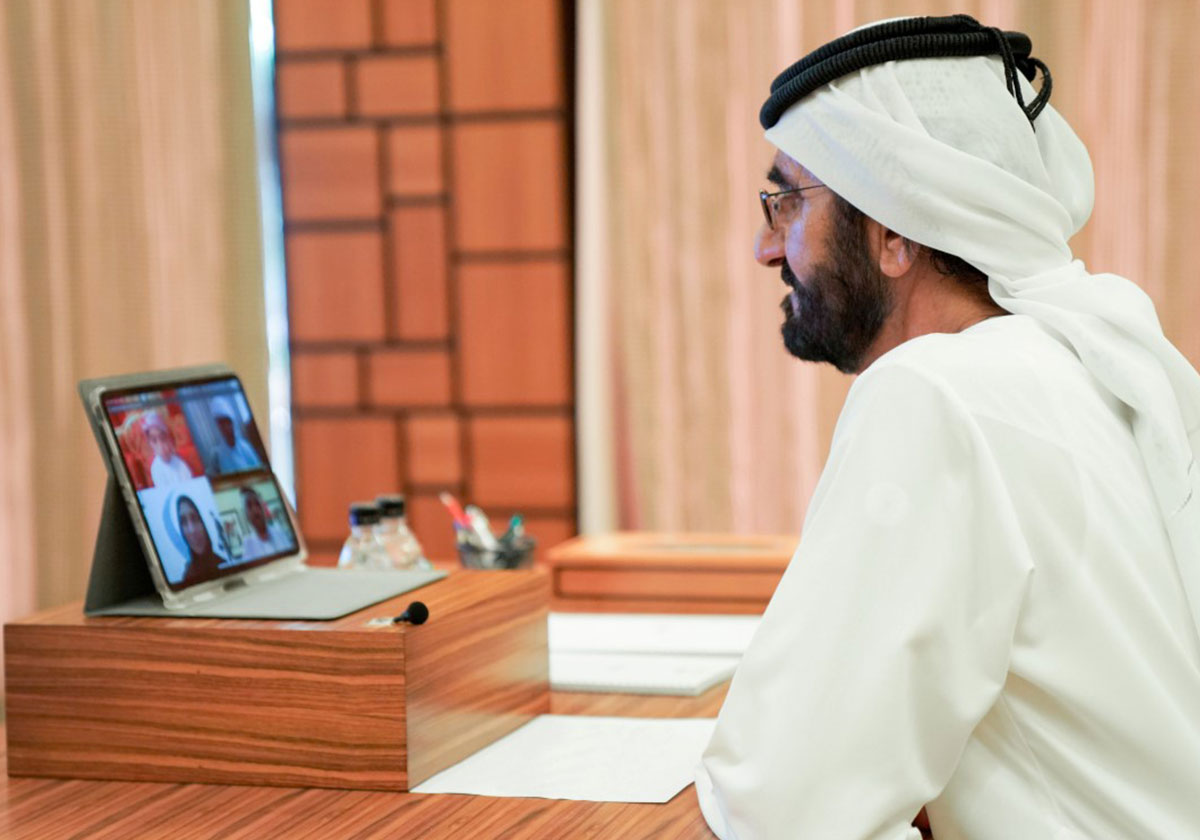 الشيخ محمد بن راشد آل مكتوم يتابع بنفسه الحصص التعليمية لأول يوم تعليم إفتراضي