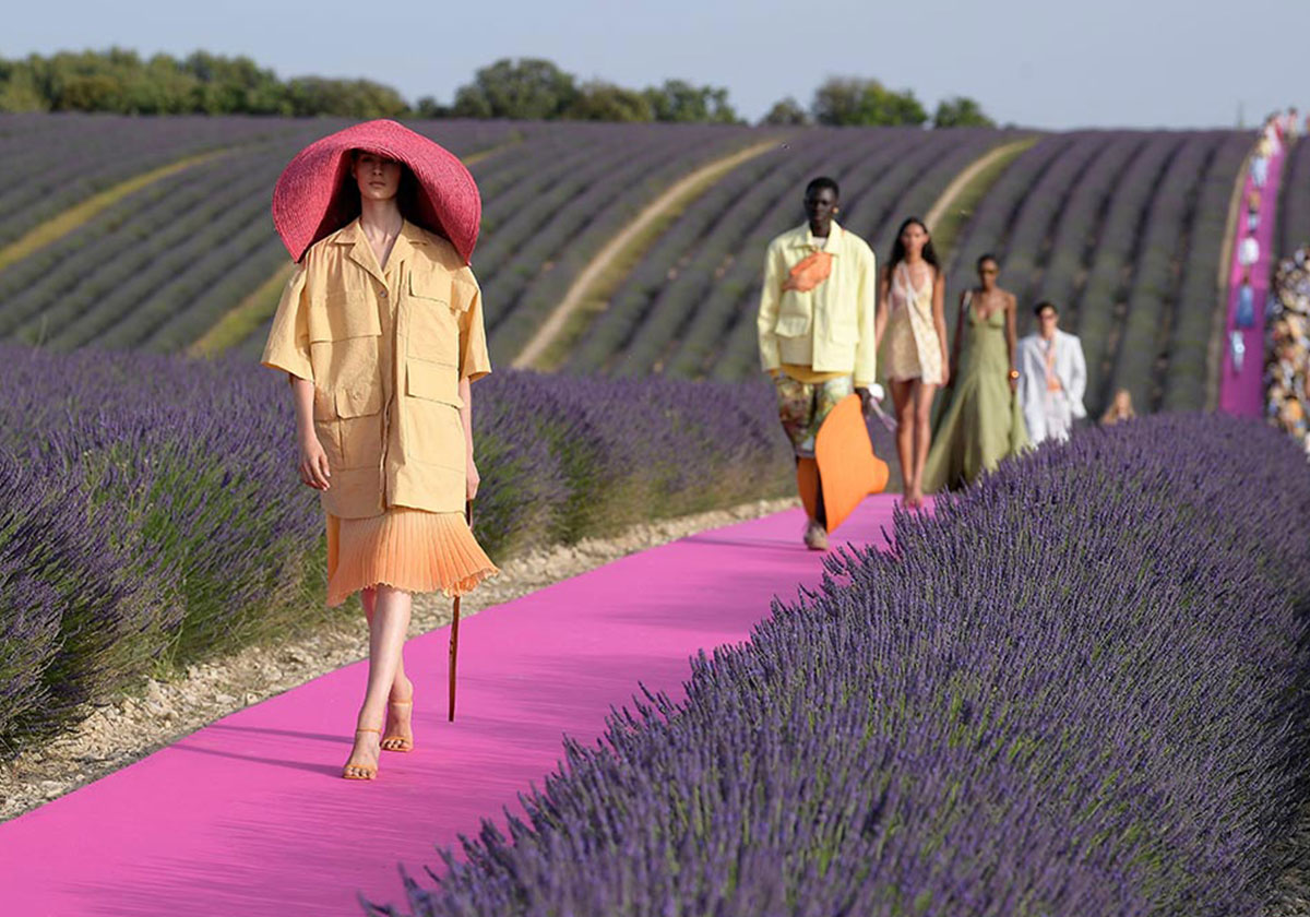 تصاميم Jacquemus تكسر الرتابة في إطلالة النجمات