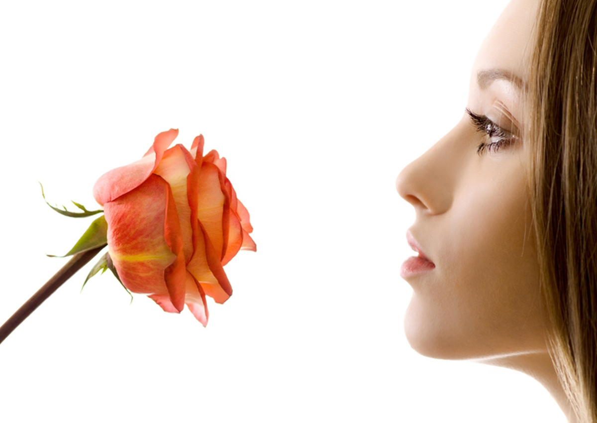 هكذا يخلصك ماء الورد من التجاعيد وعلامات التعب