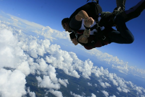 بلدان رائعة لتجربة الـ skydiving للمرّة الأولى!