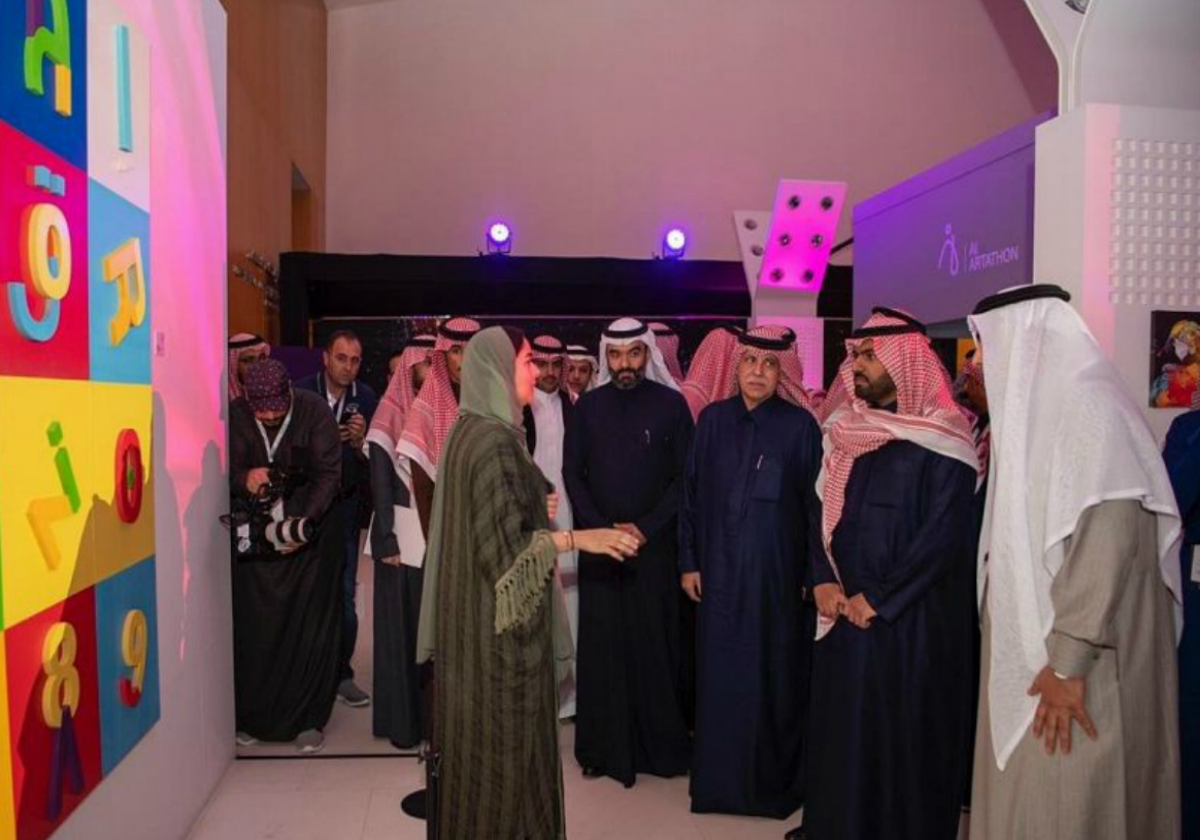 وزير الثقافة أثناء فعاليات آرتاثون الذكاء الاصطناعي 