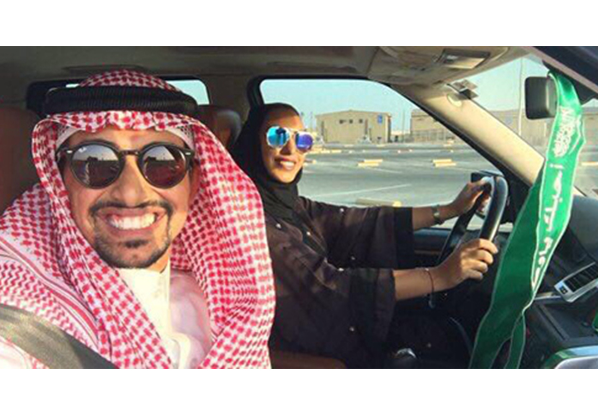 أول صورة تنشر لمرأة سعودية تقود مع زوجها تثير جدلاً واسعاً