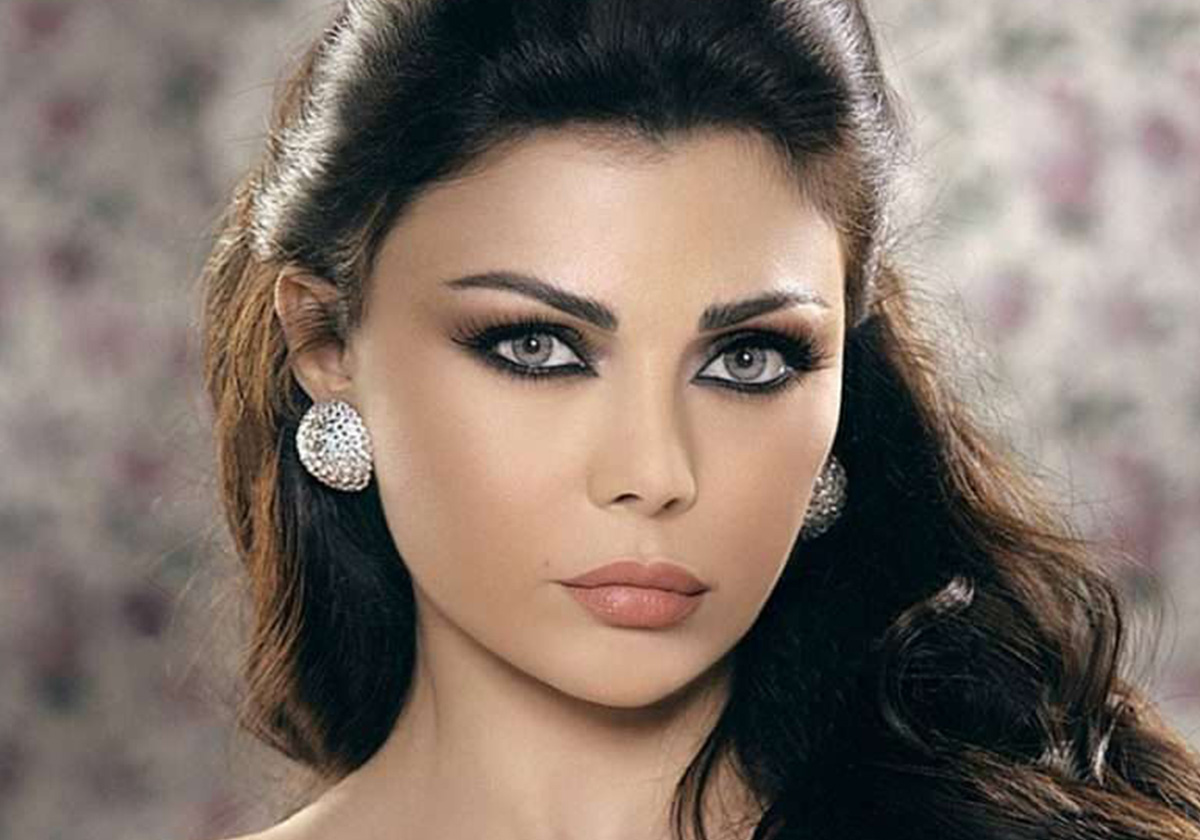 صورة عفوية كشفت خاتماً ماسياً في اصبع البنصر... فهل تزوجت هيفاء وهبي؟