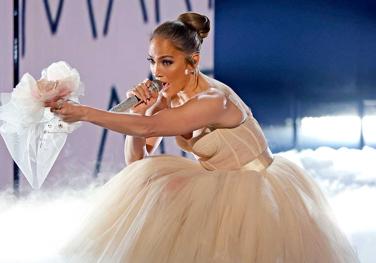 جنيفر لوبيز ترتدي نفس فستان اليسا من دولتشي اند غابانا