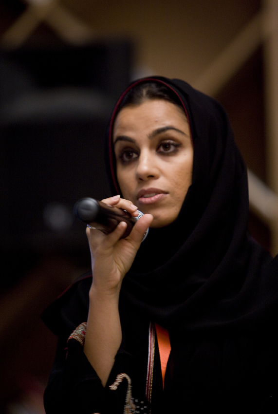 عليا الشامسي أوّل مصوّرة فوتوغرافية إماراتيّة