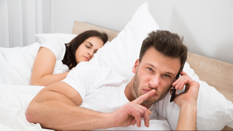 علامات خيانة الزوج لزوجته