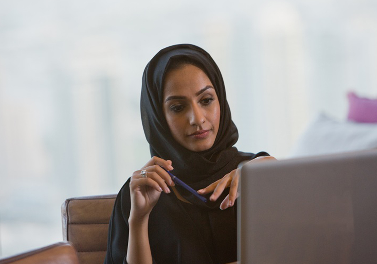 لأول مرة المرأة السعودية على خشبة المسرح أمام الرجل