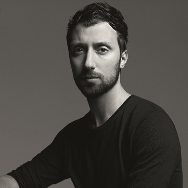 كل ما تريدين معرفته من اخبار ومعلومات وصور ووثائق عن Anthony Vaccarello