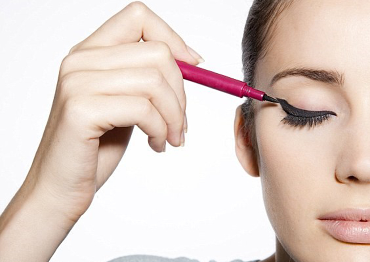 طريقة رسم الايلاينر للمبتدئات