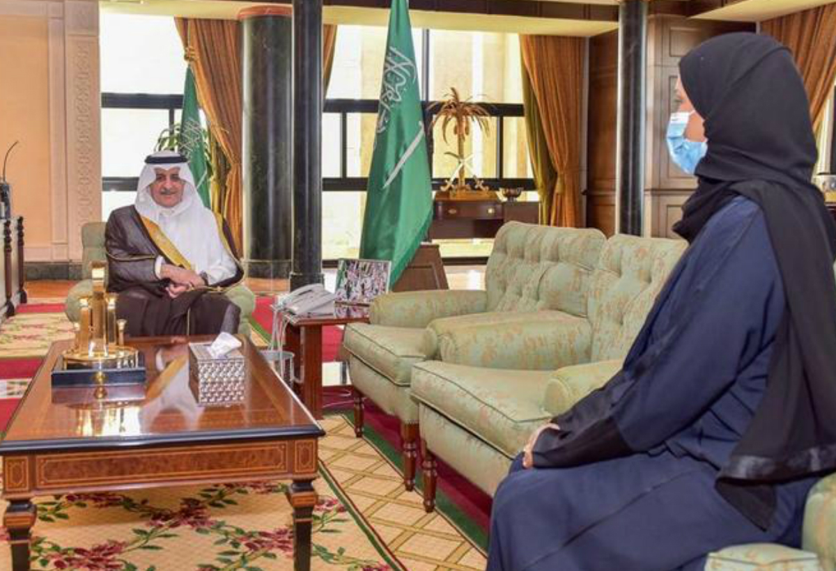 الدكتورة خلود الخميس خلال استقبال الأمير فهد بن سلطان في مكتبه 