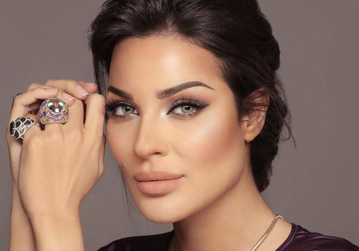 نادين نسيب نجيم تفوز بجائزة "أفضل ممثلة عربيّة" وتتعثّر على المسرح