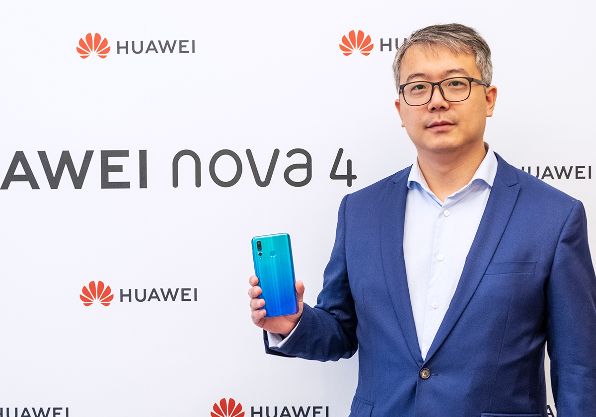HUAWEI Nova 4: نجم السيلفي يعود ليقدم أصغر كاميرا أمامية 