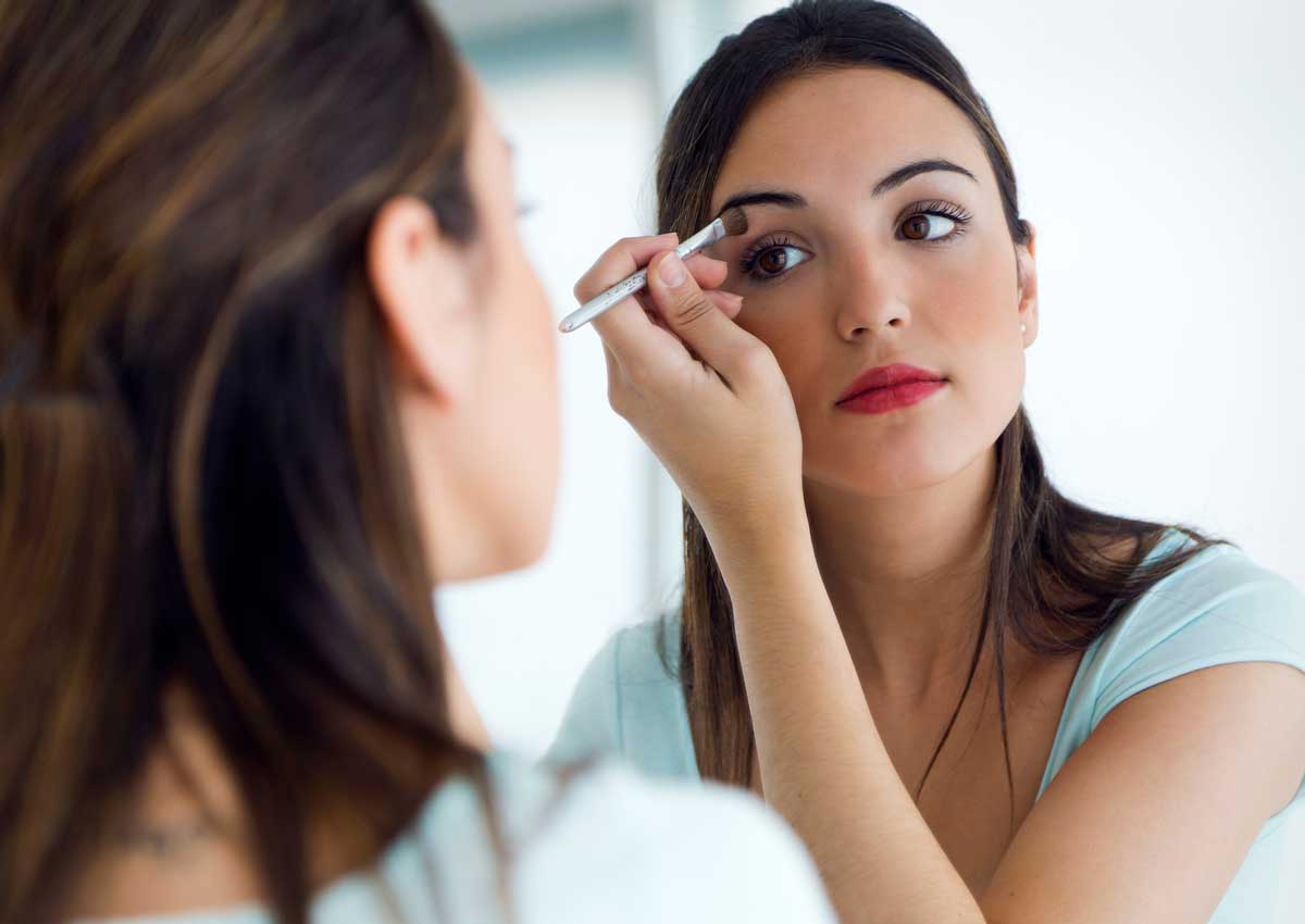 كيف تصححين أخطاء الماكياج هذه من دون إزالتها؟