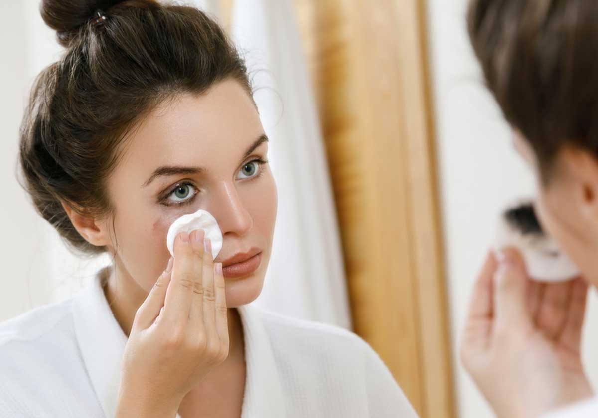 طرق مؤذية في ازالة الماسكارا تعتمدها غالبية النساء