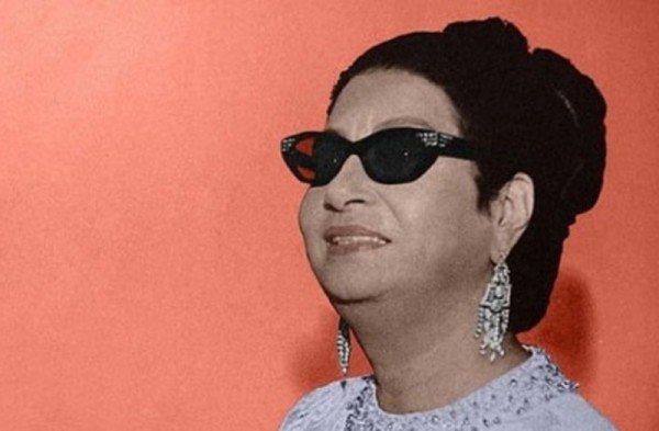 صورة نادرة لام كلثوم من دون نظارات تصدم الجمهور