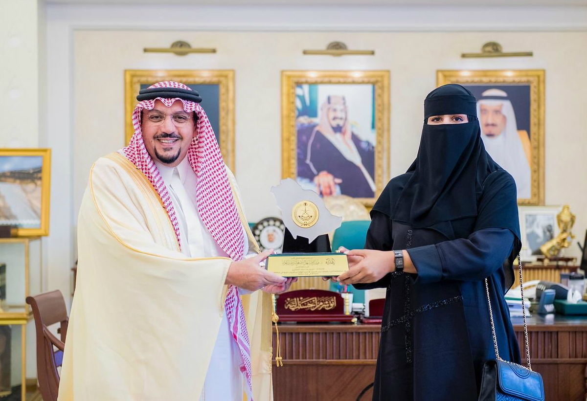 أمير منطقة القصيم يكرم مريم المطيري نظير مساهماتها 
