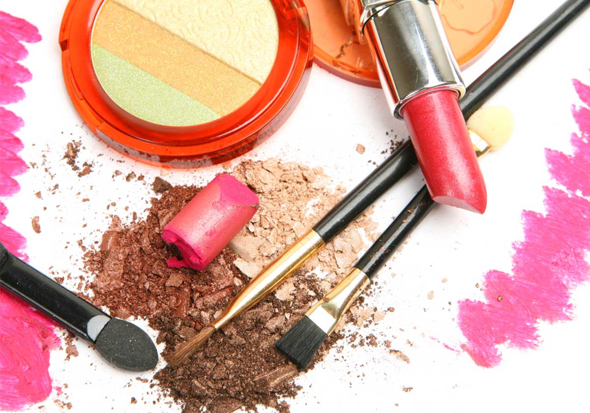 طرق لاصلاح مستحضرات المكياج التالفة