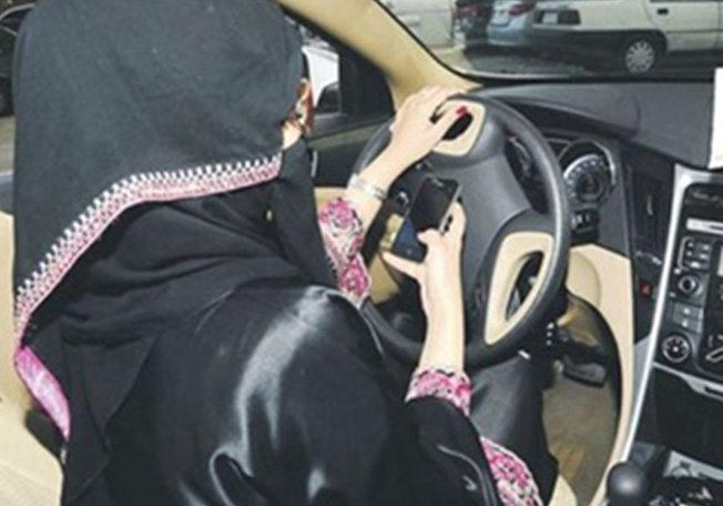 السعوديات ينشرن فيديوهات وصور على الإنترنت