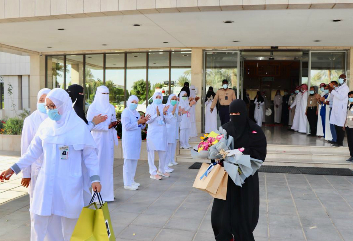 الاحتفال بخروج أول متعافية  من كورونا في بيشة 