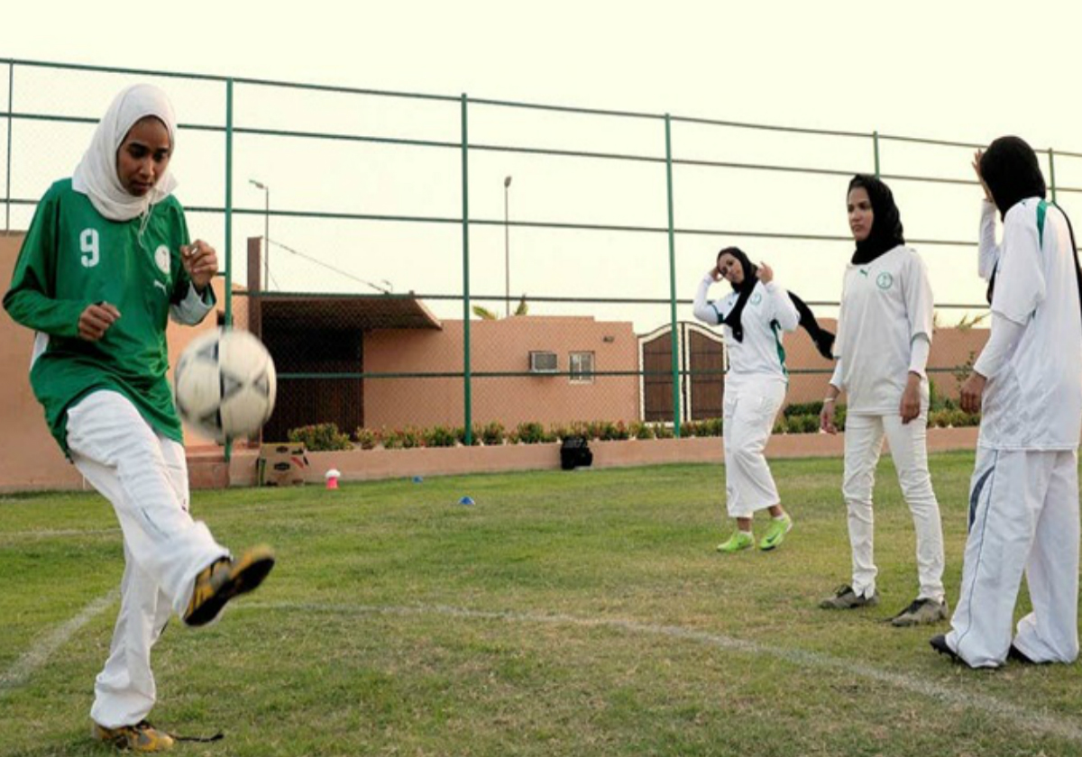 تدريبات احدى الفرق النسائية المحلية لكرة القدم