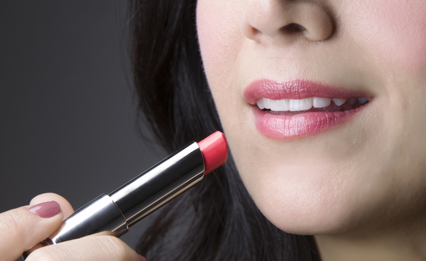 زهرة ليلى تتألق بلون Tribale من مجموعة Dior Addict Lipstick الجديدة!