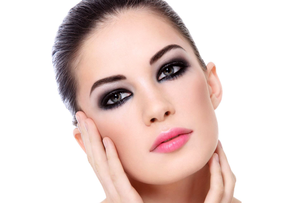 خطوات اساسية لمكياج عيون سموكي