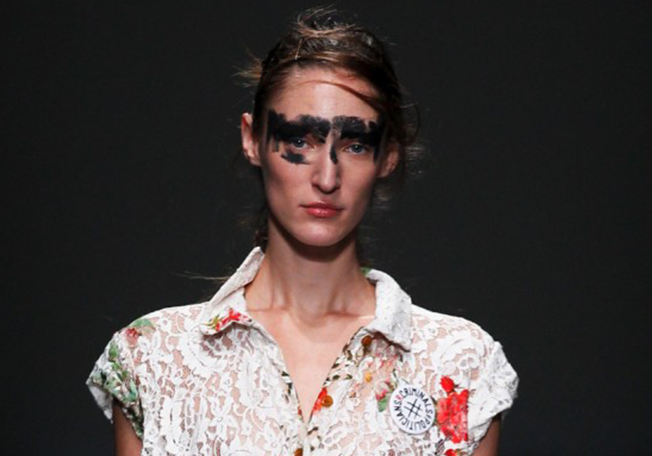 مكياج جريء في عرض مجموعة Vivienne Westwood في لندن