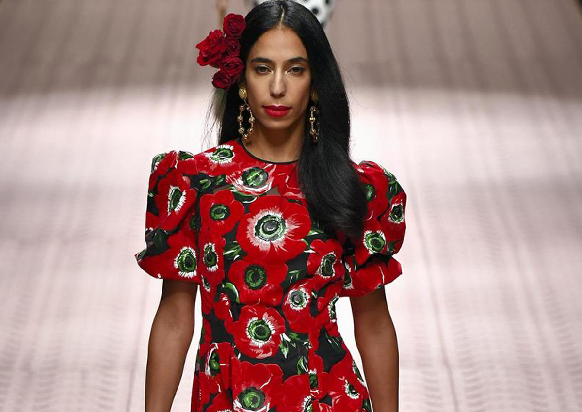 الشيخة البحرينية دانا آل خليفة تعتلي منصّة عرض Dolce & Gabbana في ميلانو