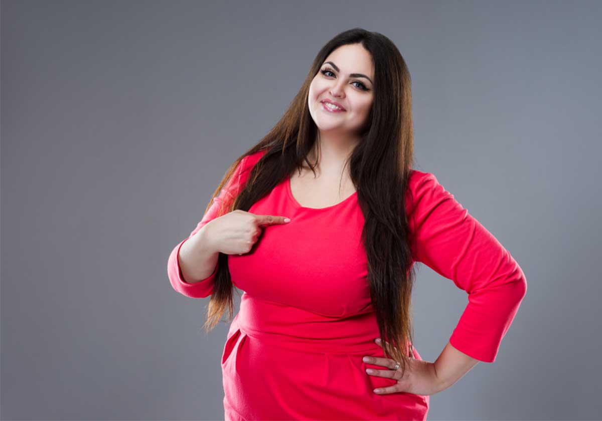 نصائح موضة ضرورية لصاحبة الصدر الكبير