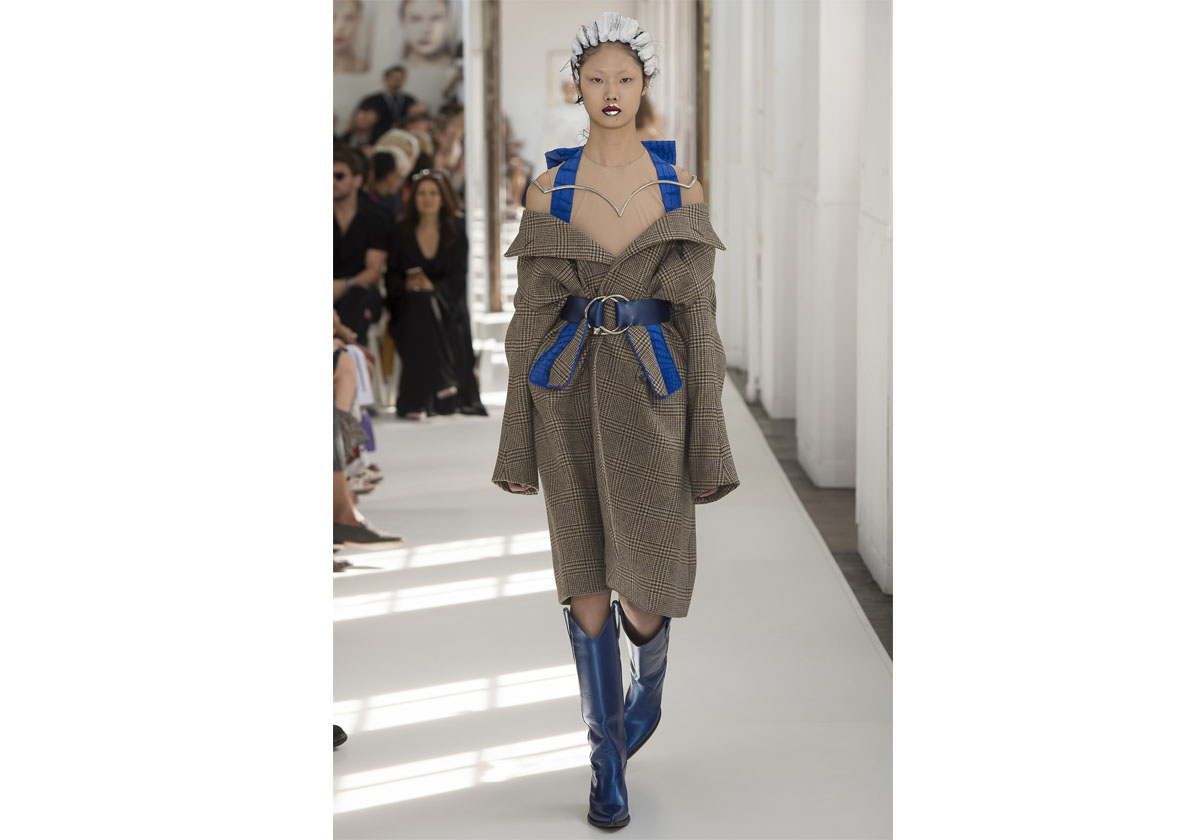 المعطف بقصة الاكمام المنسدلة على الاكتاف والحزام على الخصر من Maison Margiela لشتاء 2018