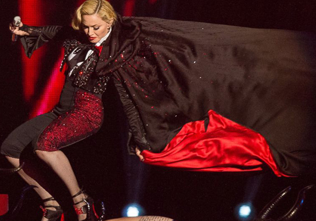 بالفيديو، مادونا تقع على مسرح  Brit Awards 2015