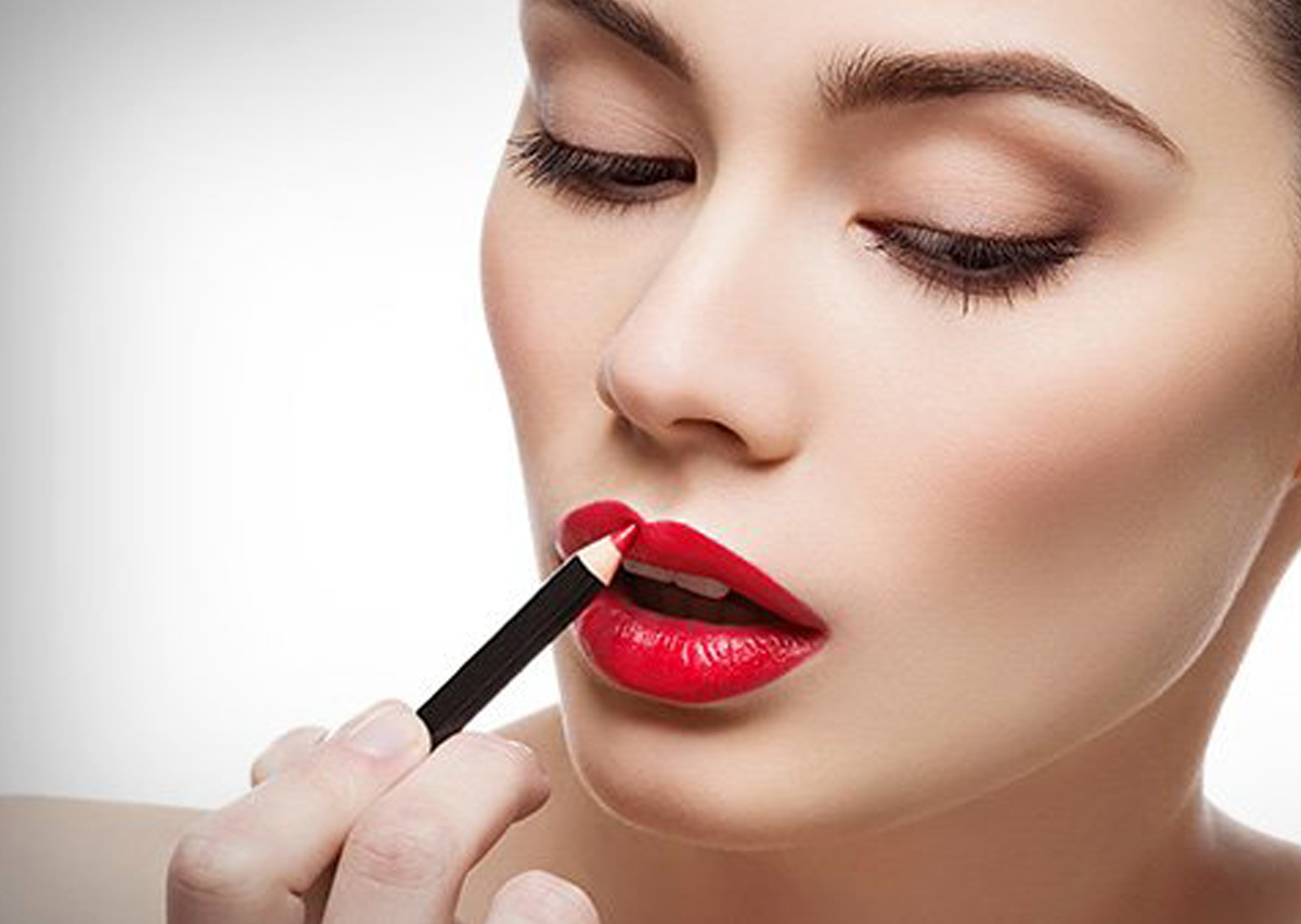 3 حيل مكياج خفية لتكبير الشفاه من دون عمليات تجميل