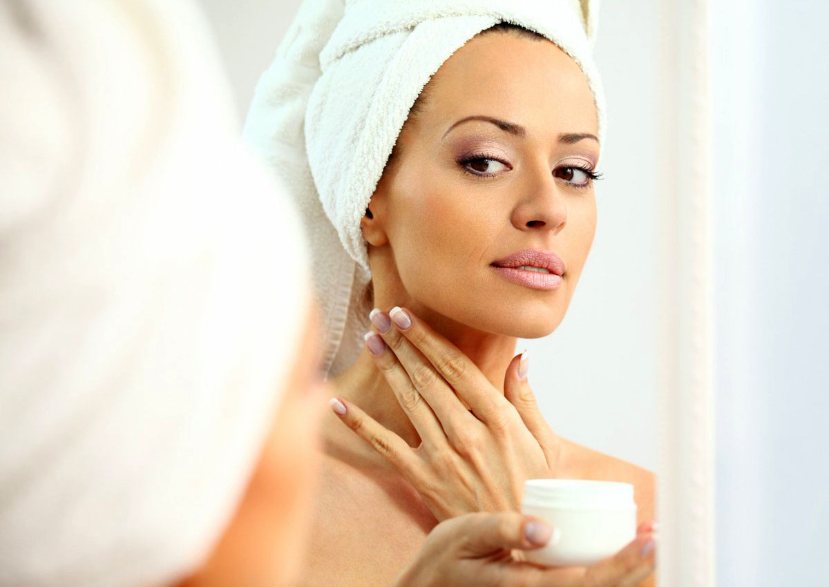 العنق يكشف سنّ المرأة الحقيقي... فكيف تخفين ترهّله