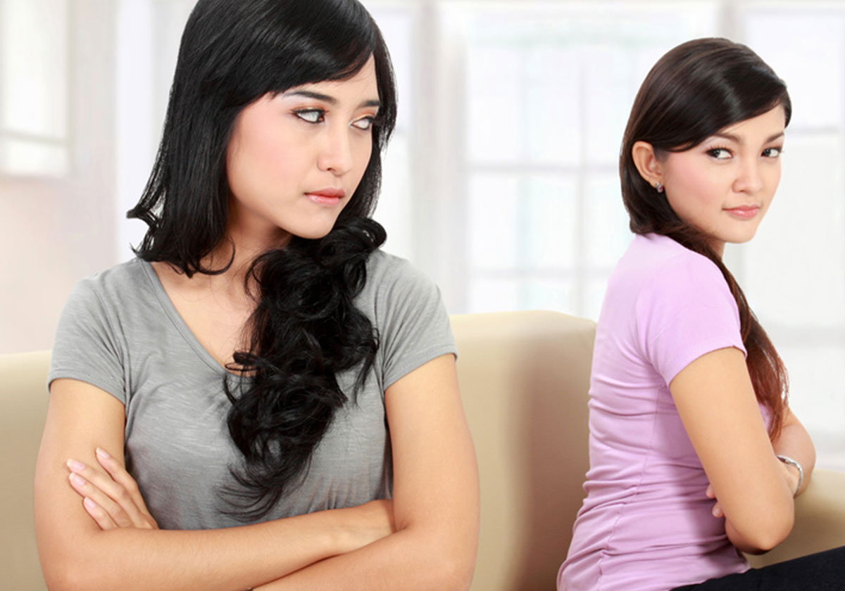ابرز اسباب غيرة المرأة من المرأة