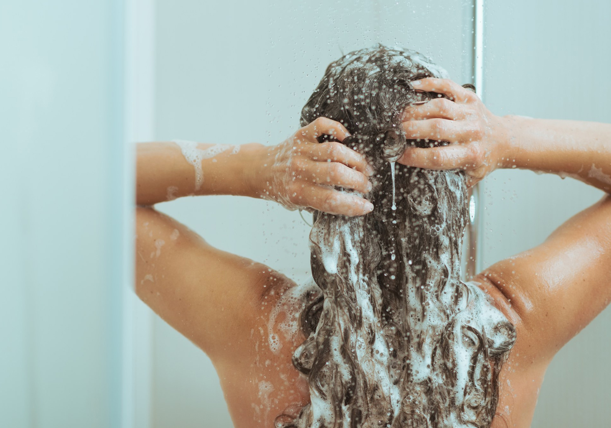 كيف يؤثر وقت الاستحمام على صحّة شعرك؟ 